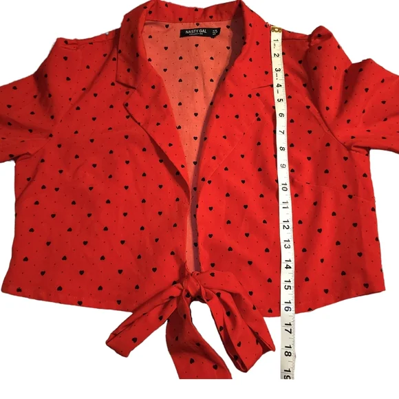Nasty Gal Heart Print Tie Front Cropped Top - Picture 4 of 6